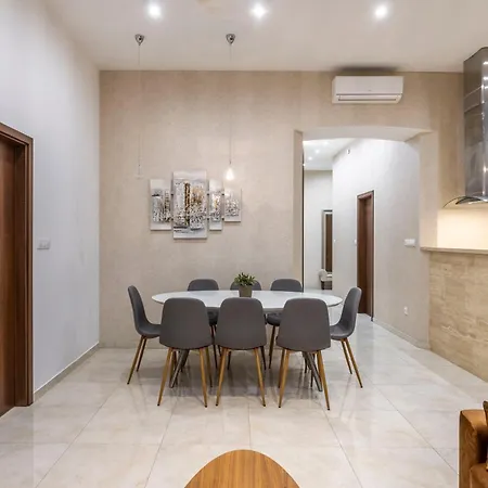 Luxe N' Charm Central Grand Suite By Prestige Homes Budapest Exterior photo